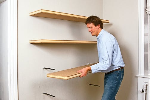 Heng opp skap og hyller på veggen Bærelist